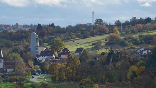 Oberhalb der katholischen Kirche soll am Ortsrand von Bilfingen das Neubaugebiet „Bell“ realisiert werden. Doch ein Baubeginn is