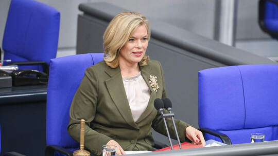 Julia Klöckner (CDU), heutige Bundestagspräsidentin, wurde von einem Mann aus dem Enzkreis „Lobby-Bitch“ genannt. Bundestag - Haushalt