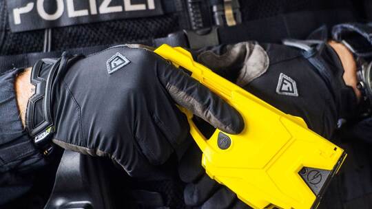 Bundespolizei soll flächendeckend Taser einsetzen dürfen Bundespolizei soll flächendeckend Taser einsetzen dürfen