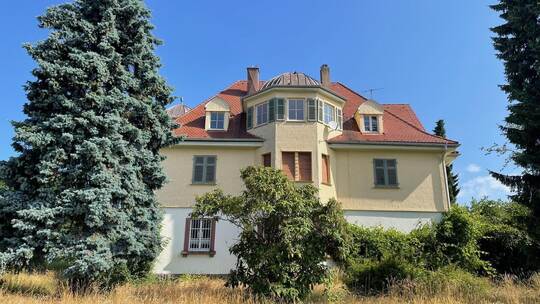 Das denkmalgeschützte Pfarrhaus auf der Seite. Auch um den Garten kümmert sich aktuell offenbar niemand. Foto: Krivec