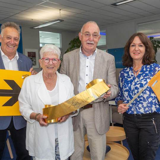 Hans und Waltraud Ulmer freuen sich über die goldene Startlinie der Tour de France Etappe mit Unterschrift von Lance Armstrong s MiN Gewinner Le Tour Verlosung