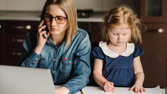 Die Vereinbarkeit von Familie und Beruf ist eine Herausforderung für Beschäftigte und Unternehmen. Serhii/stock.adobe.com