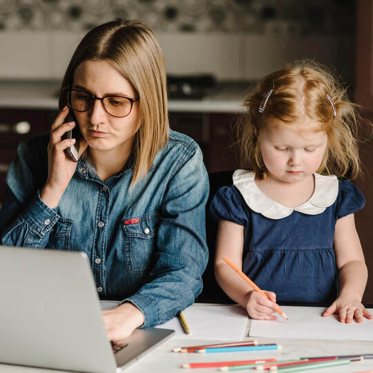 Die Vereinbarkeit von Familie und Beruf ist eine Herausforderung für Beschäftigte und Unternehmen. Serhii/stock.adobe.com