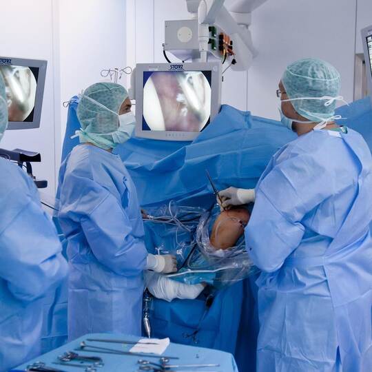 Orthopädische Operation durch ein Team der RKH Gesundheit: Zuletzt haben Ärzte in den Enzkreis-Kliniken Mühlacker und Neuenbürg