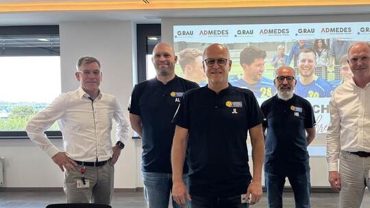 Bei der Vorstellung des neuen Hauptsponsors der SG Pforzheim/Eutingen: (von links) Dirk Heining von Admedes, SG-Trainer Alexande