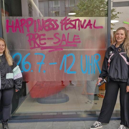 Ana Vlahinic und Luisa Creutz weisen den Weg zu den Tickets.
