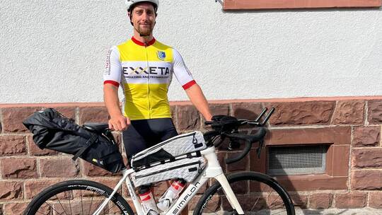 Yannick Hackebeil ist bereit für das Transcontinental Race. Sein Rennrad hat ein wenig breitere Reifen als üblich und wiegt weni