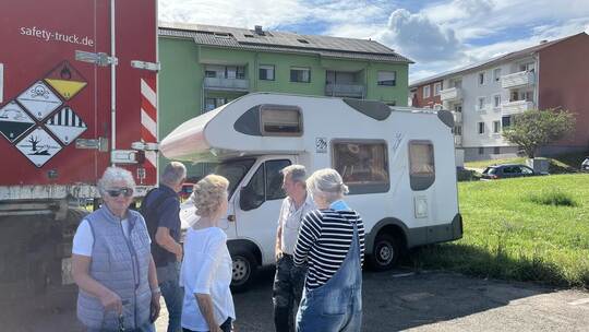 Das Wohnmobil steht auf dem Platz, der eigentlich für den Container ist. Fiess