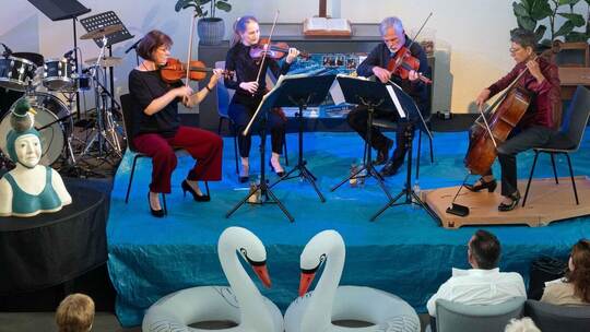 Freibadfeeling in der Kirche beim Konzert des SWDKO-Streichquartetts mit Gabriele Etz, Marie Leonardi, Dariusz Wasiak und Konsta