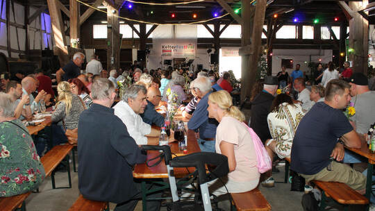700 Besucher besuchen das erste Diefenbacher Kelterfestival.