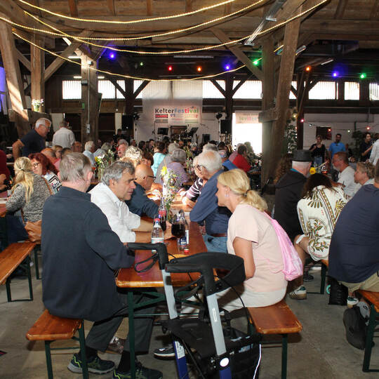 700 Besucher besuchen das erste Diefenbacher Kelterfestival.
