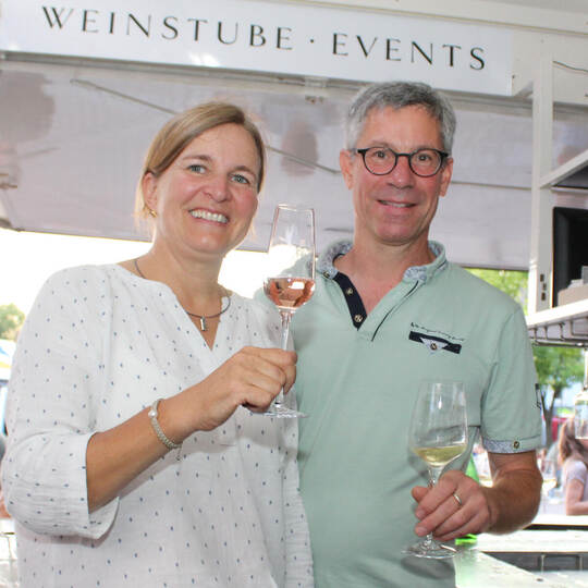 Sorgen mit ihren Erzeugnissen wie die anderen vertretenen Winzer auf dem Fest in Mühlacker für gute Stimmung und Genuss: Annette