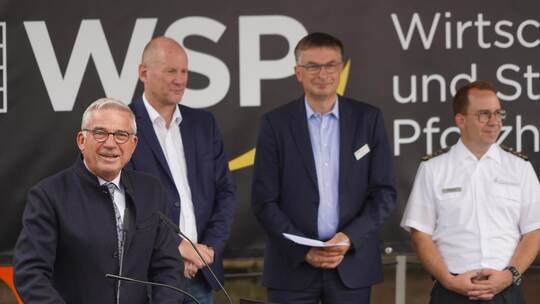 Thomas Strobl würdigt das Ehrenamt. Bei ihm: Erster Bürgermeister Dirk Büscher, WSP-Chef Oliver Reitz und Feuerwehrkommandant Se