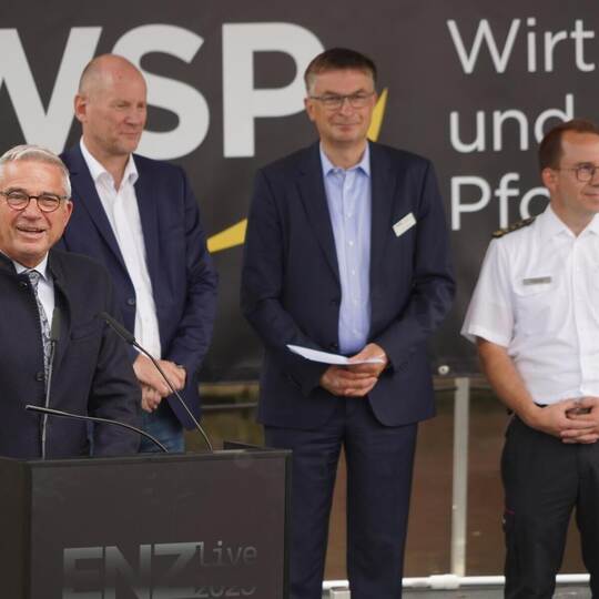 Thomas Strobl würdigt das Ehrenamt. Bei ihm: Erster Bürgermeister Dirk Büscher, WSP-Chef Oliver Reitz und Feuerwehrkommandant Se