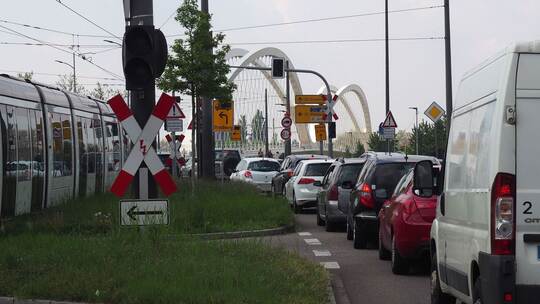 Stau an der Europabrücke nach Frankreich