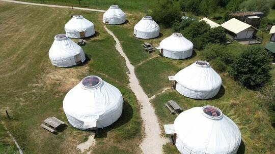 Schlafen in Zirkuswagen oder Jurten