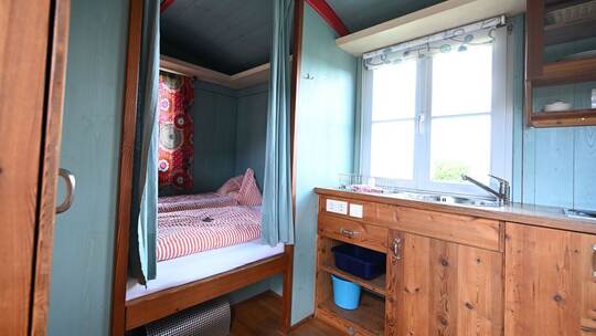 Schlafen in Zirkuswagen oder Jurten