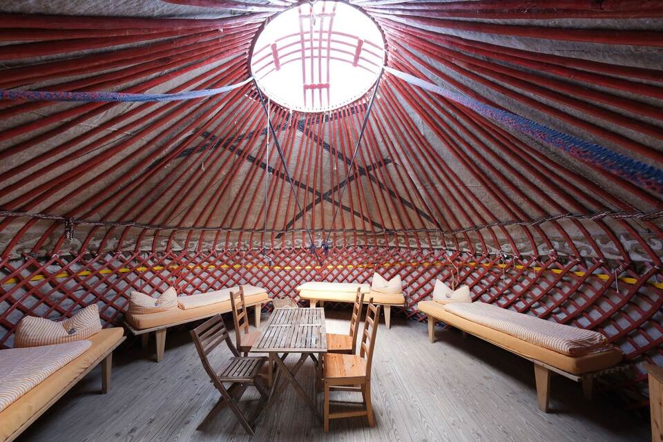 Schlafen in Zirkuswagen oder Jurten