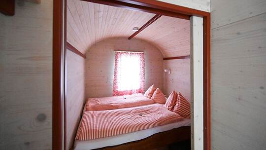 Schlafen in Zirkuswagen oder Jurten