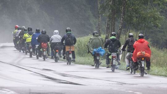 Zweiradfahrer im Regen