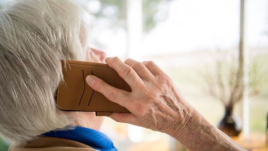 Seniorin und Telefon Seniorin und Telefon