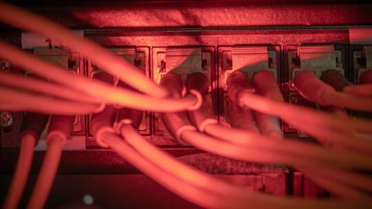 Glasfaserkabel in einem Serverraum