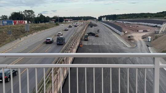 Schwarzes Asphaltband von der Raststätte zur Kuppe nach Wurmberg: Auf der neuen Fahrbahn fehlen eigentlich nur noch die Markieru