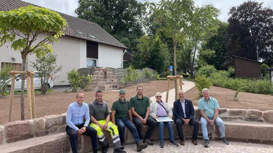 Zufrieden mit der neuen Gestaltung (von links): Bauamtsleiter Martin Dittler, Bauhofmitarbeiter Philipp Hinderer, Hans-Peter und