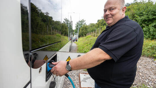 Strom gezapft ist: Jim Engel lädt seinen modernen BYD-Linienbus. Elektro-Bus Jim Engel