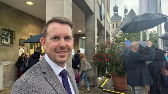 Der Straubenhardter Bürgermeister steht im Bruchsaler Regen, doch zum Weinen ist seine Niederlage keineswegs. Foto: Wewoda