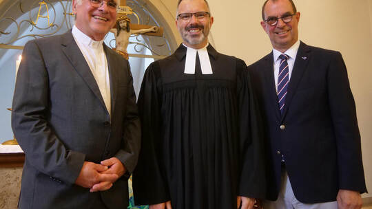 Dekan Jürgen Huber (links) und OB Frank Schneider (rechts) danken Pfarrer Marcus Kalkofen für seine Arbeit in Dürrmenz.