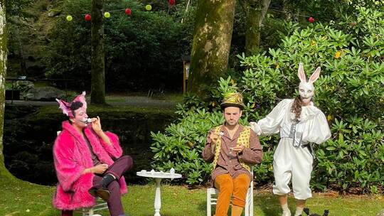 Entlang der Enz wird im Kurpark gespielt, gesungen und musiziert - und das in Kostümen mit der Grinsekatze, dem Hutmacher und de