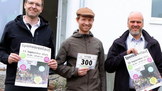 Die Werbetrommel für den Sponsorenlauf rühren (von links) Tobias Götz, Pfarrer Nathanael Jung und Bürgermeister Matthias Leyn.