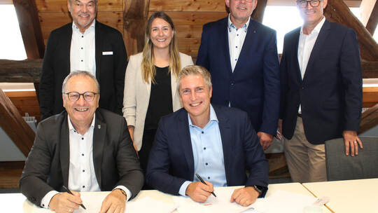 Den Stromkonzessionsvertrag für die nächsten 20 Jahre in Oberderdingen unterschreiben am Montag Bürgermeister Thomas Nowitzki (v