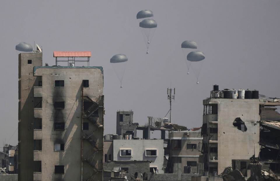 Regierung startet Luftbrücke und erhöht Druck auf Israel