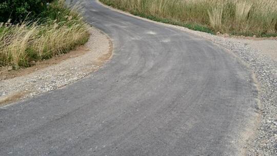 Neuer Asphalt für die Radfahrer: Der ist zwischen Wimsheim und Mönsheim aber auch dort eingebaut worden, wo Schotterbelag geplan