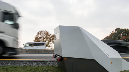 Lauert auf Temposünder: Ein solcher „Enforcement Trailer“ wie auf diesem Symbolbild steht auch immer wieder an der Anschlussstel Mobile Anlage zur Geschwindigkeitsmessung