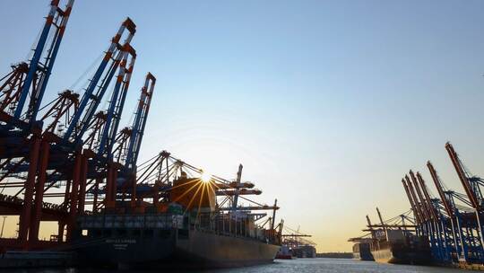 Containerumschlag im Hafen Hamburg Containerumschlag im Hafen Hamburg
