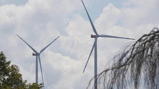 So sehen die in der Nähe von Waldrennach stehenden Windräder vom Dorf gesehen aus. Ob es einen ähnlichen Anblick auch in Königsb