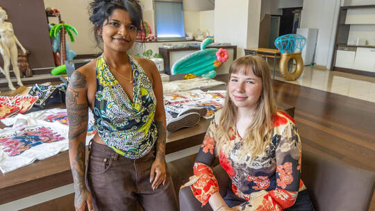 Abarna Kugathasan und Team-Kollegin Claudia Walter in ihrem neuen Atelier im Rowi. Pforzheim for Design Lovers