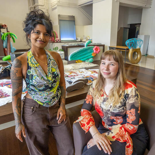 Abarna Kugathasan und Team-Kollegin Claudia Walter in ihrem neuen Atelier im Rowi. Pforzheim for Design Lovers