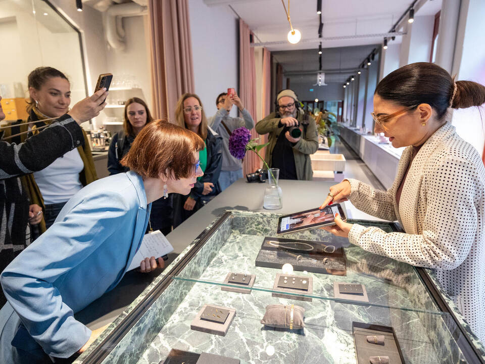 In Jasmina Jovis Showroom funkelt es in allen Ecken. Wer möchte kann den Designer auch beim Arbeiten zusehen. Pforzheim for Design Lovers