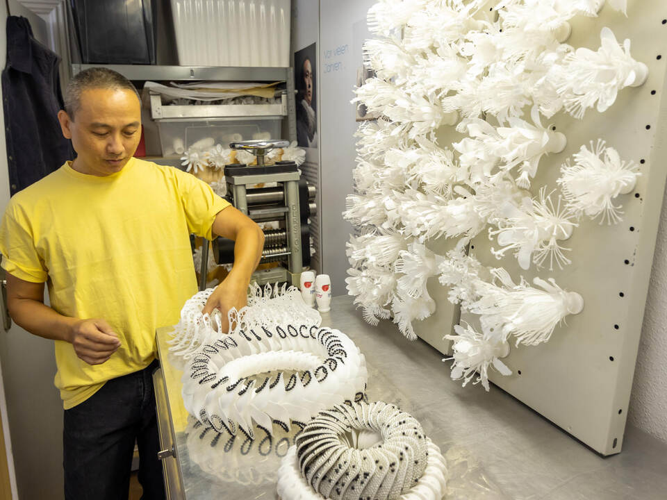 Sam Tho Duong mit seinen Blüten und Halskrausen aus Actimel-Flaschen. Pforzheim for Design Lovers