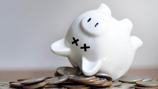 Das Sparschwein in Not steht symbolhaft für Finanzprobleme der Kommunen. Auch in Neuhausen. Foto: Kalawin-stock.adobe.com