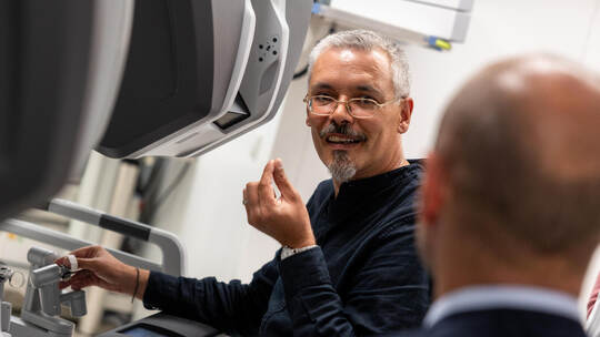 Redakteur Claudius Erb zeigt Förderer Johannes Schweizer, wo’s am da Vinci langgeht – natürlich nur im Testmodus. Röhr daVinci Op Roboter Siloah Spende