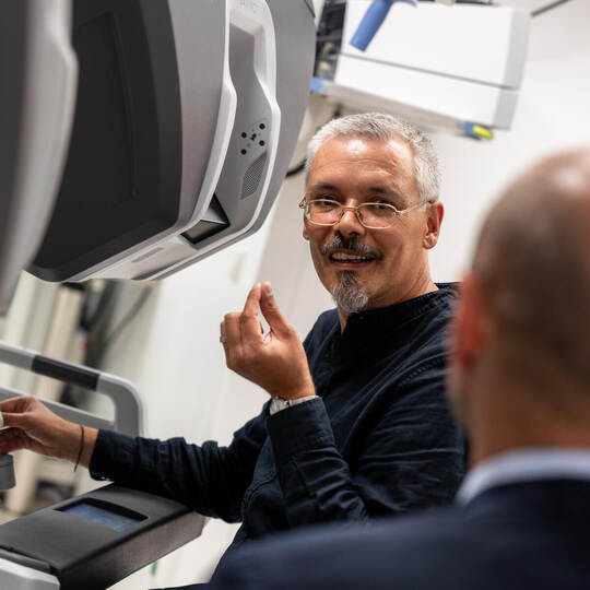 Redakteur Claudius Erb zeigt Förderer Johannes Schweizer, wo’s am da Vinci langgeht – natürlich nur im Testmodus. Röhr daVinci Op Roboter Siloah Spende