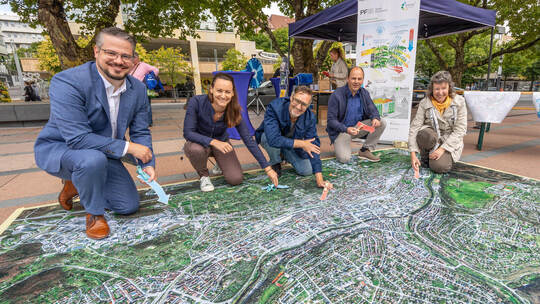 Zeigen auf der Pforzheim-Karte, wo es heiße und kalte Orte gibt: Domenik Henk (von links), Susanne Krause und Uwe Stengele vom G