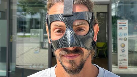 Sitzt, passt, wackelt nicht und hat Luft: die Carbon-Gesichtsmaske von CfR-Stürmer Dominik Salz. Foto: Salz