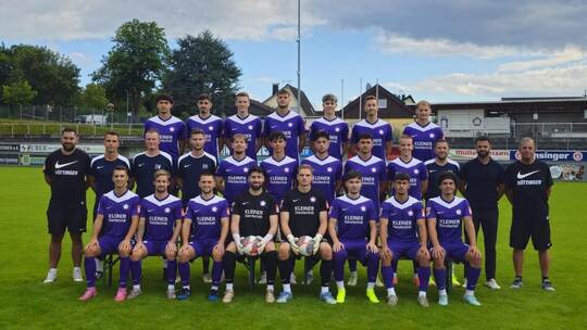 Nöttingens Kader für die Oberliga-Saison 2025/26: (hintere Reihe von links) Maik Gärtner, Albin Sahiti, Benedikt Fassler, Julian