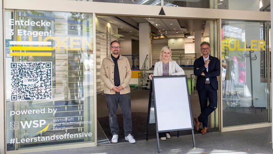 Öffnen Gründern auf innovative Weise neue Türen: Michael Hertl (links) und Sandra von Garrel vom WSP sowie Oberbürgermeister Pet